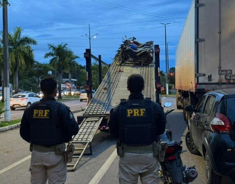 A imagem em destaque mostra policiais rodoviários federais próximos a algumas das motocicletas que foram apreendidas na operação.