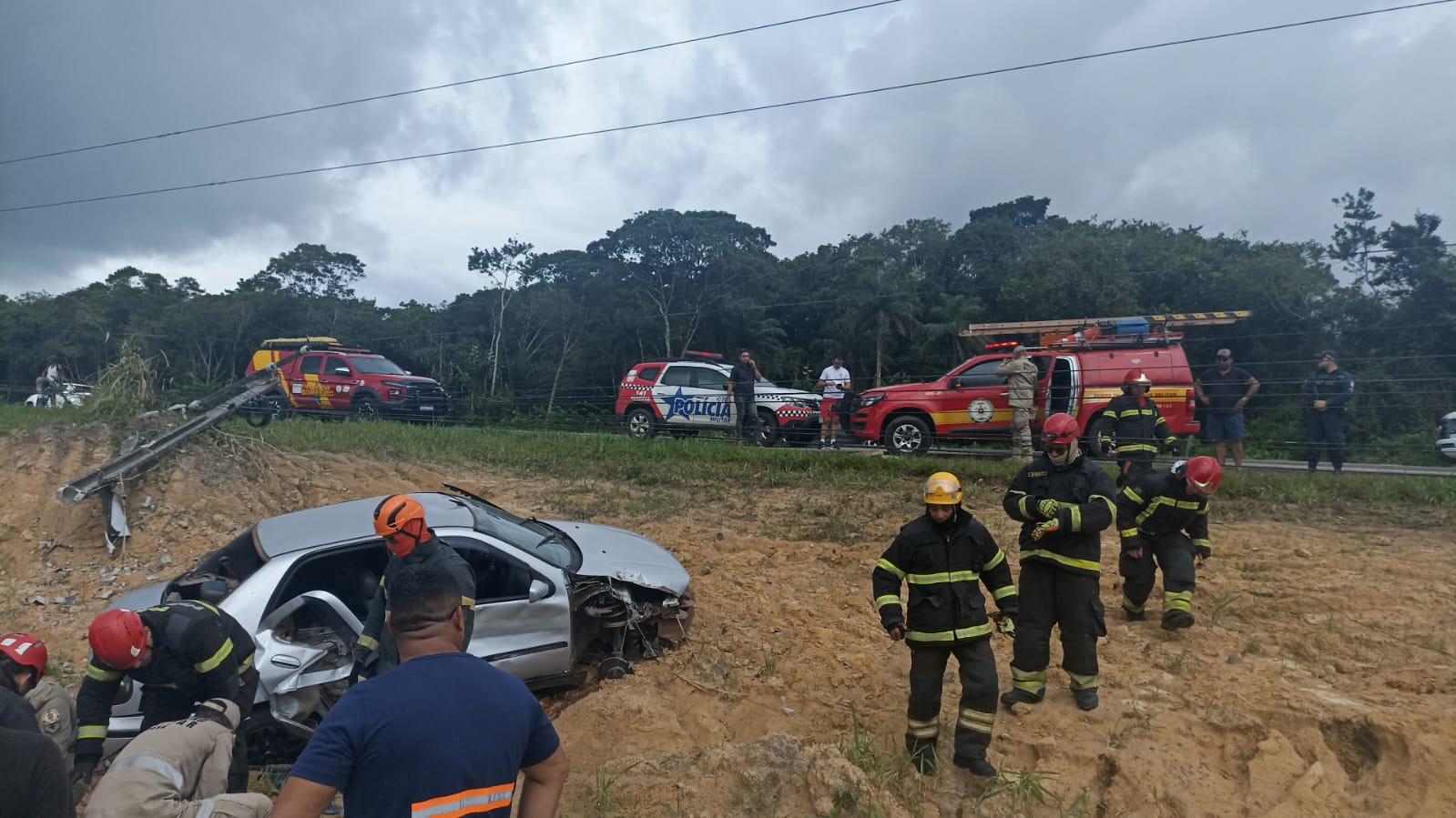 A imagem em destaque mostra policiais e bombeiros militares atendendo a ocorrência.