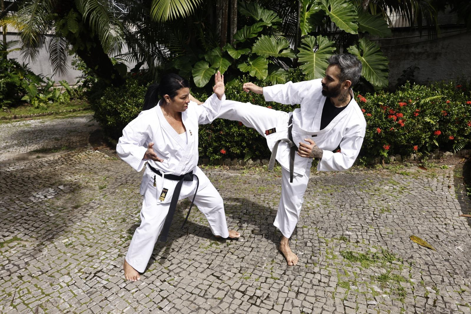 Atletas de karatê buscam apoio para disputar torneios