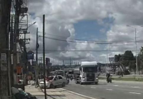 A imagem em destaque mostra o carro atingindo o motociclista e a passageira.