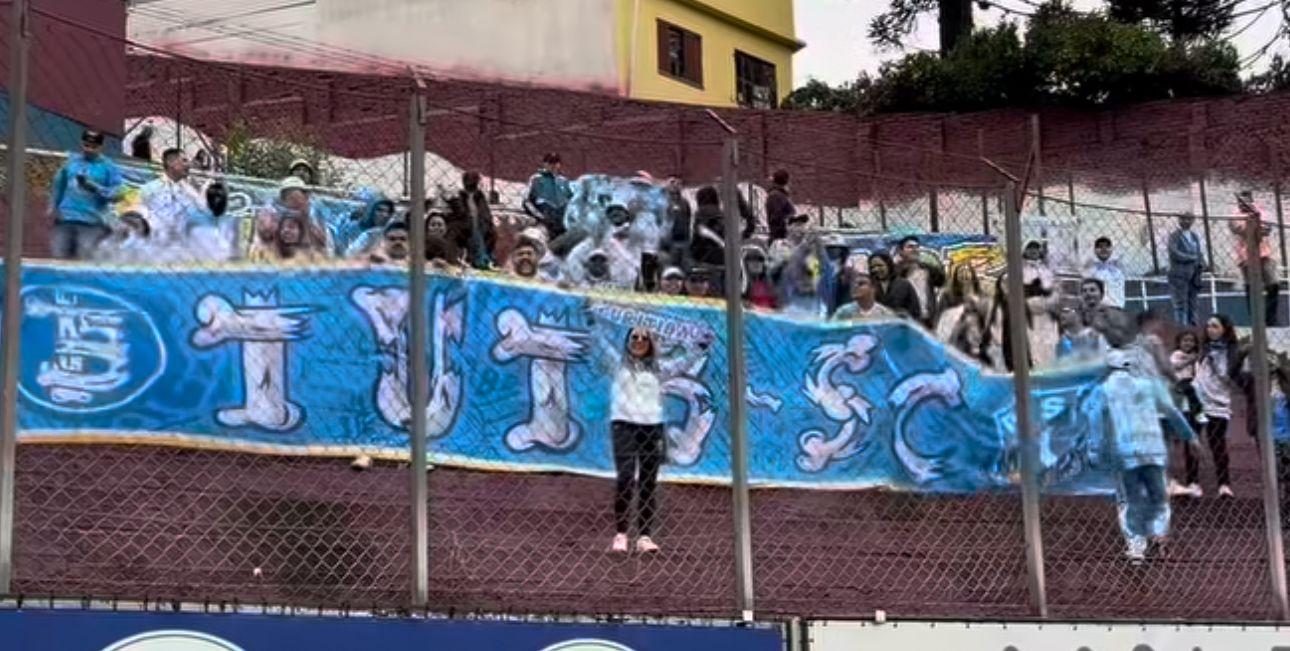 Torcida bicolor fazendo uma grande festa na entrada do Estádio Centenário antes da partida contra o Caxias, válida pelo Campeonato Brasileiro da Série C