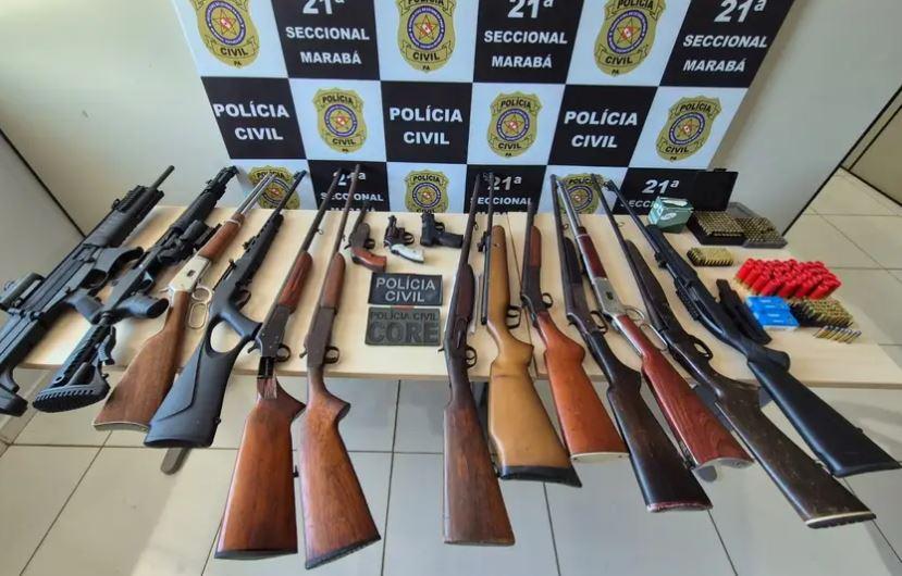A imagem em destaque mostra as armas apreendidas pela Polícia Civil durante a ação policial.