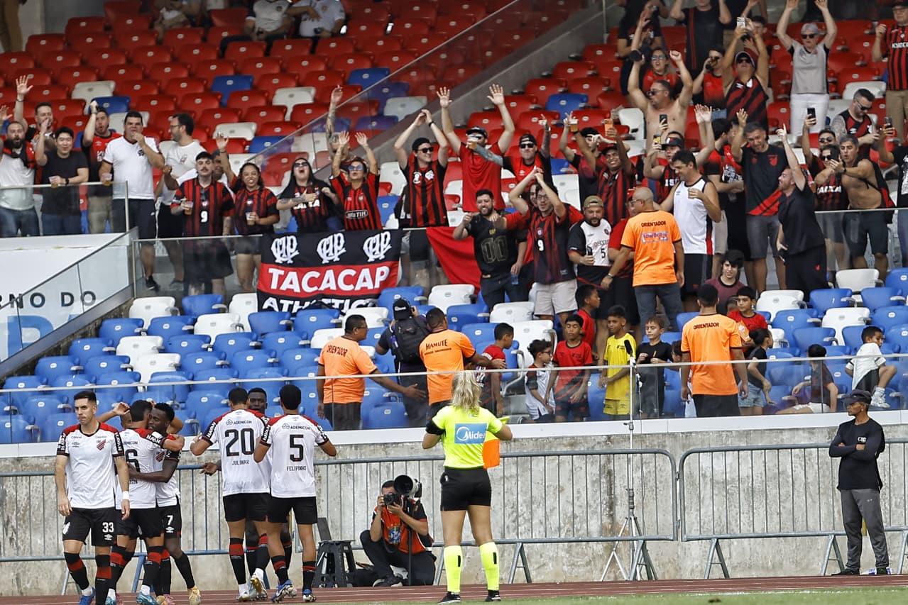 Em jogo com expulsão e gols anulados, Remo perde para o Athletico-PR e é vice-lanterna