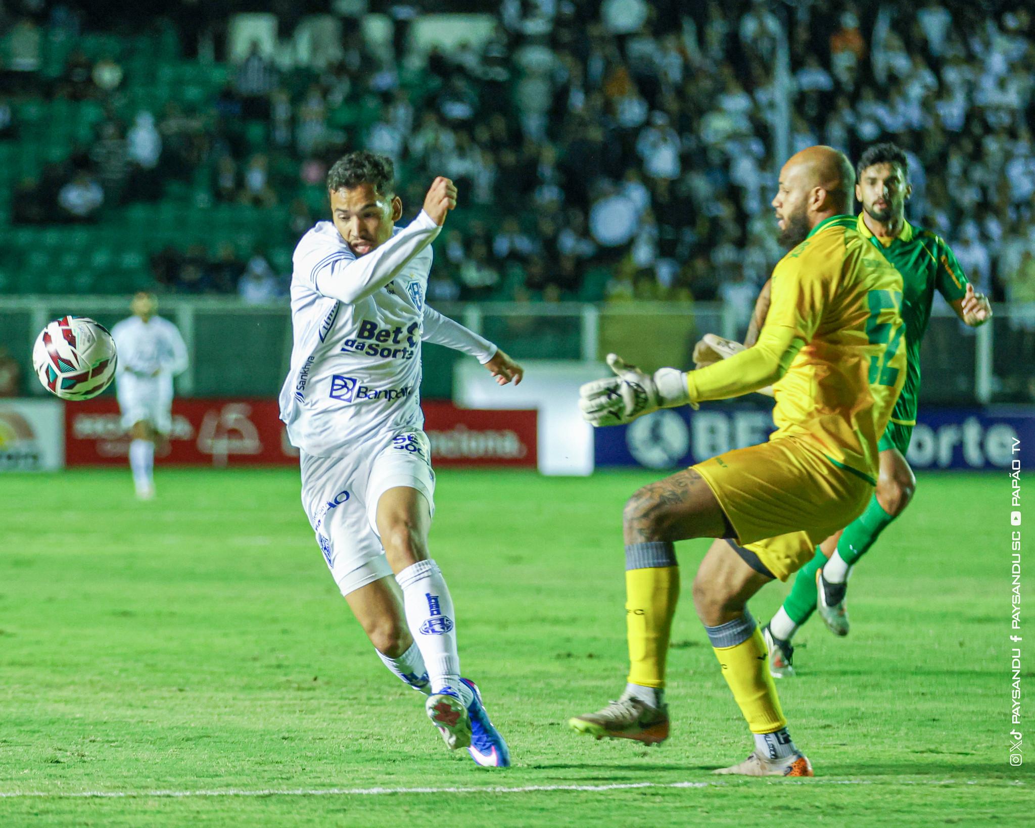 Paysandu tem dois expulsos, leva virada do Figueirense e cai para terceiro na Série C