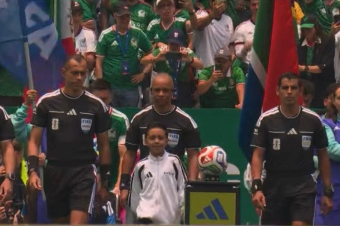 Wilton Pereira Sampaio (centro) é o árbitro do primeiro jogo da Copa do Mundo 2026