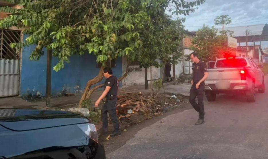 A imagem em destaque mostra policiais civis durante o cumprimento dos mandados de prisão preventiva contra os investigados.