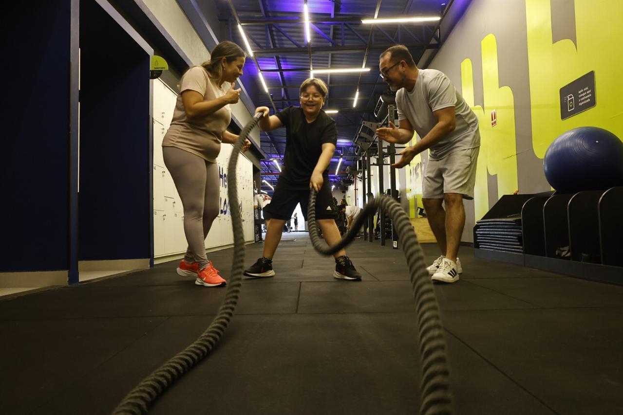 Exercício em família ganha espaço e fortalece saúde física, emocional e os laços entre pais e filhos.