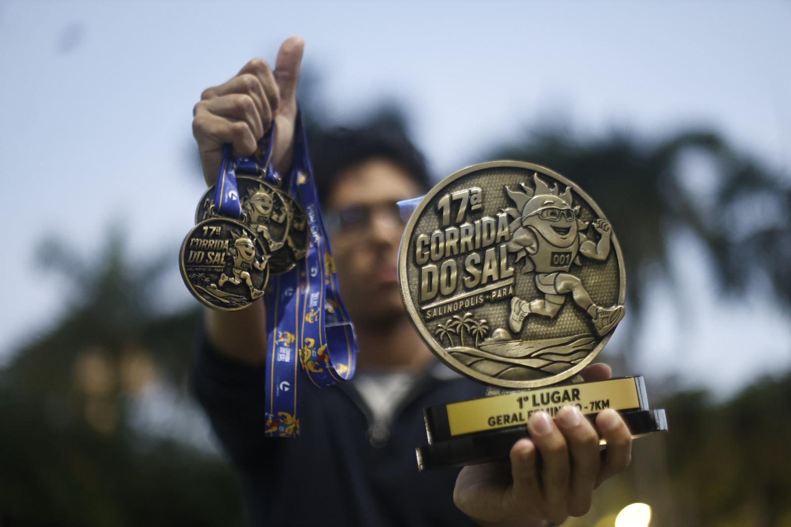 Conheça o troféu e as medalhas da 17ª Corrida do Sal, a maior corrida de rua do verão paraense