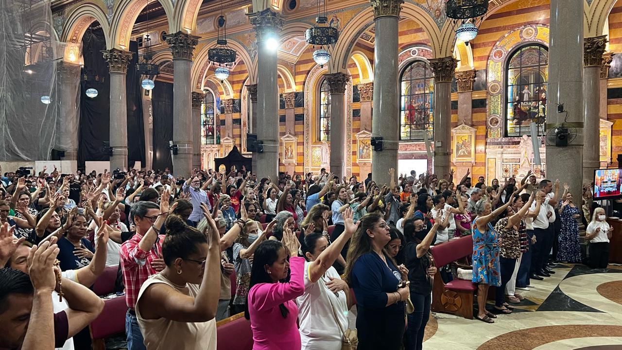 Fiéis reunidos na Basílica Santuário de Nazaré