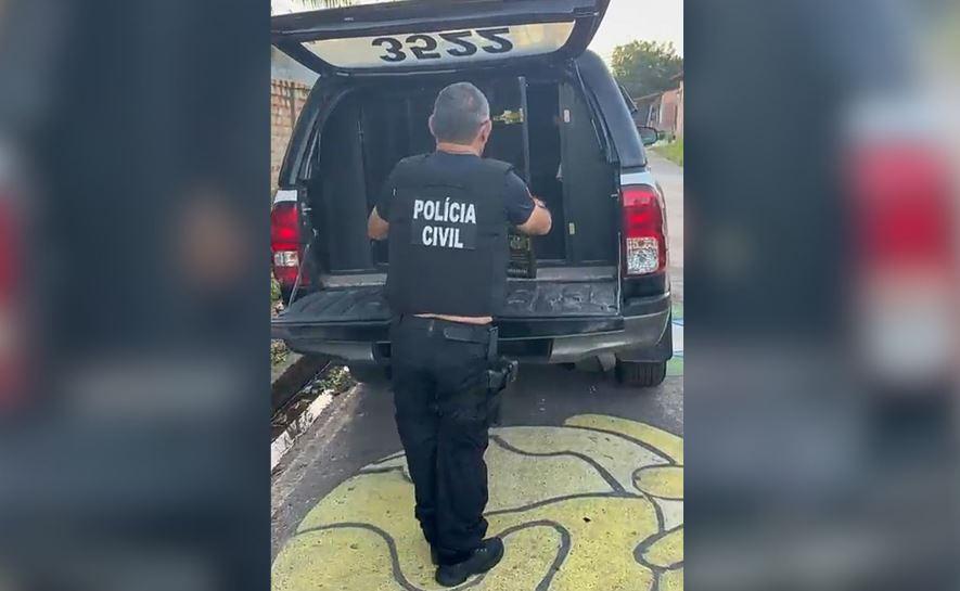 A imagem em destaque mostra um policial perto de uma viatura da instituição.