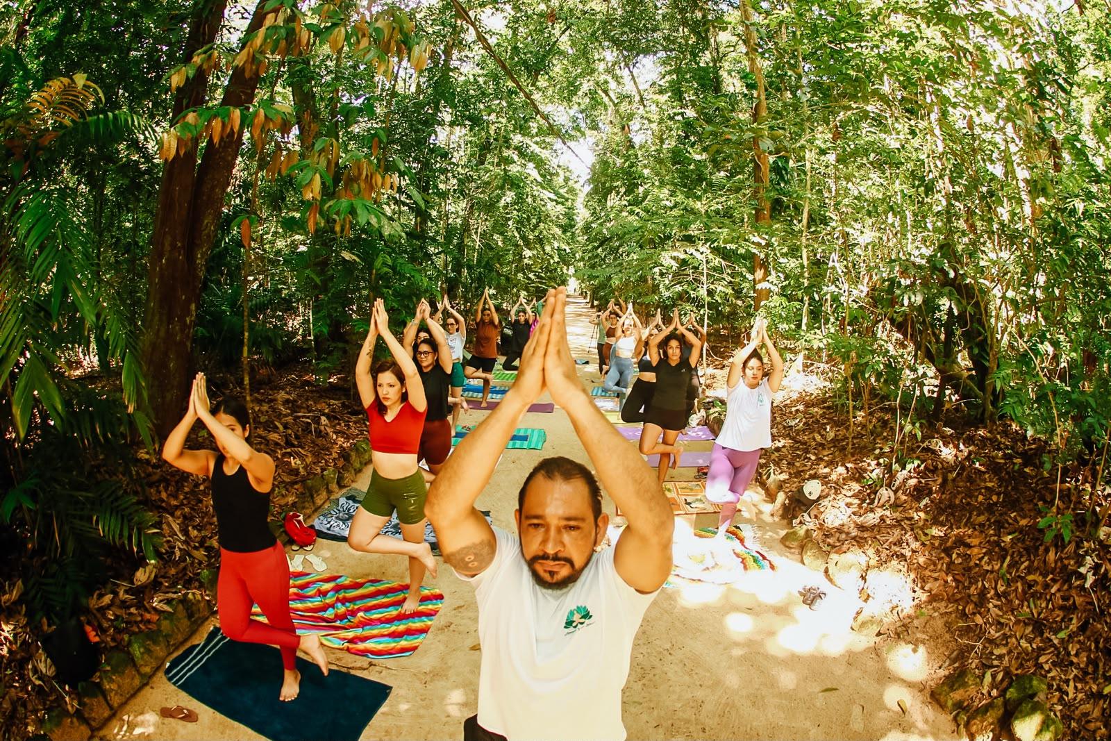 O instrutor Radha Mohan Das, de 45 anos, costuma reunir alunos de sua escola de Yoga em aulas presenciais no Bosque Rodrigues Alves - Jardim Zoobotânico da Amazônia.