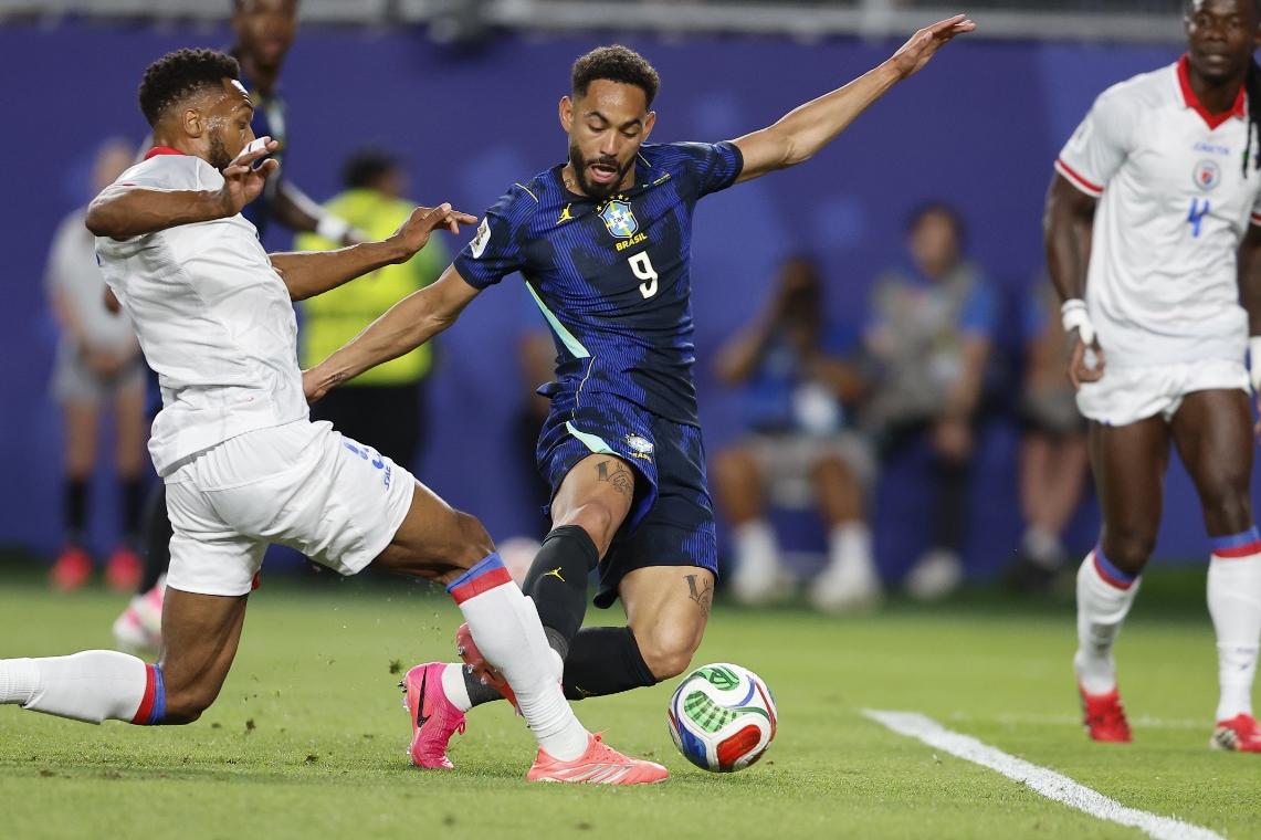 Por que Matheus Cunha comemora como surfista? Entenda gesto do atacante da Seleção Brasileira