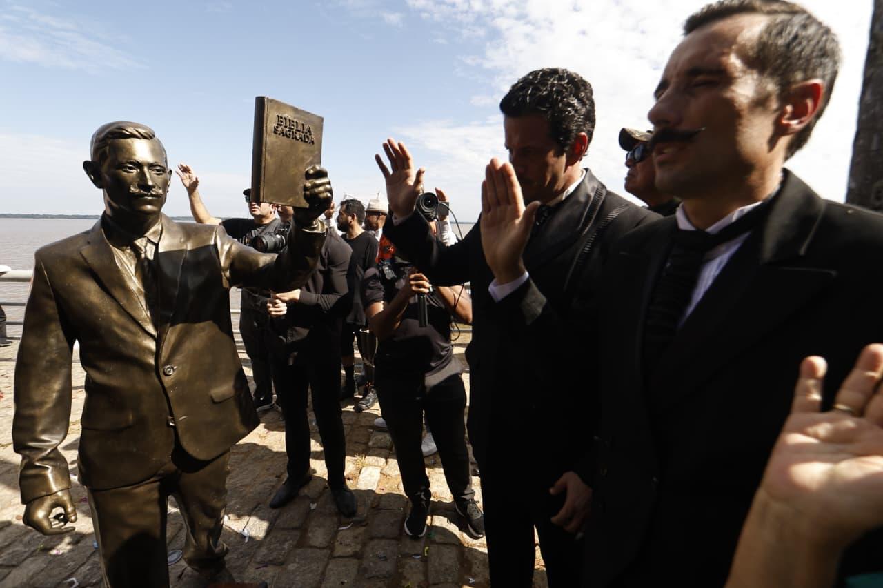 A imagem em destaque mostra a inauguração de memorial em homenagem aos fundadores da Assembleia de Deus.