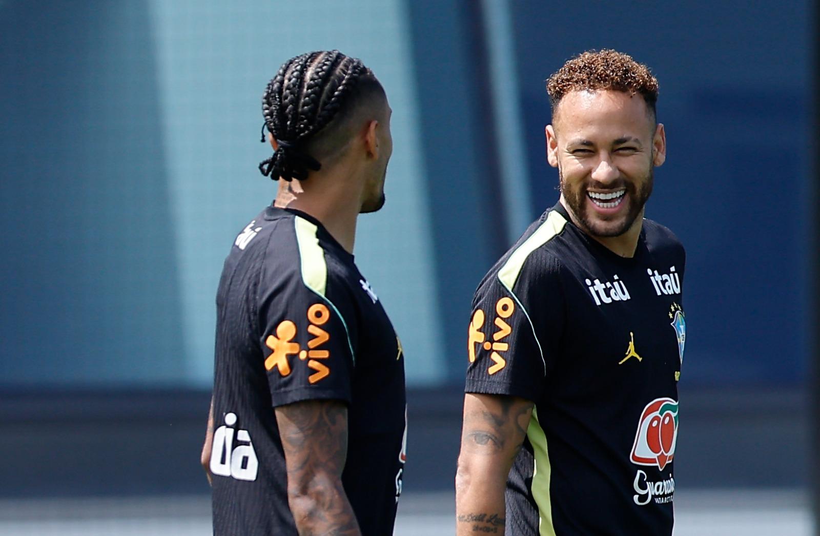 Neymar e Raphinha durante os treinos da Seleção Brasileira na Copa do Mundo 2026.
