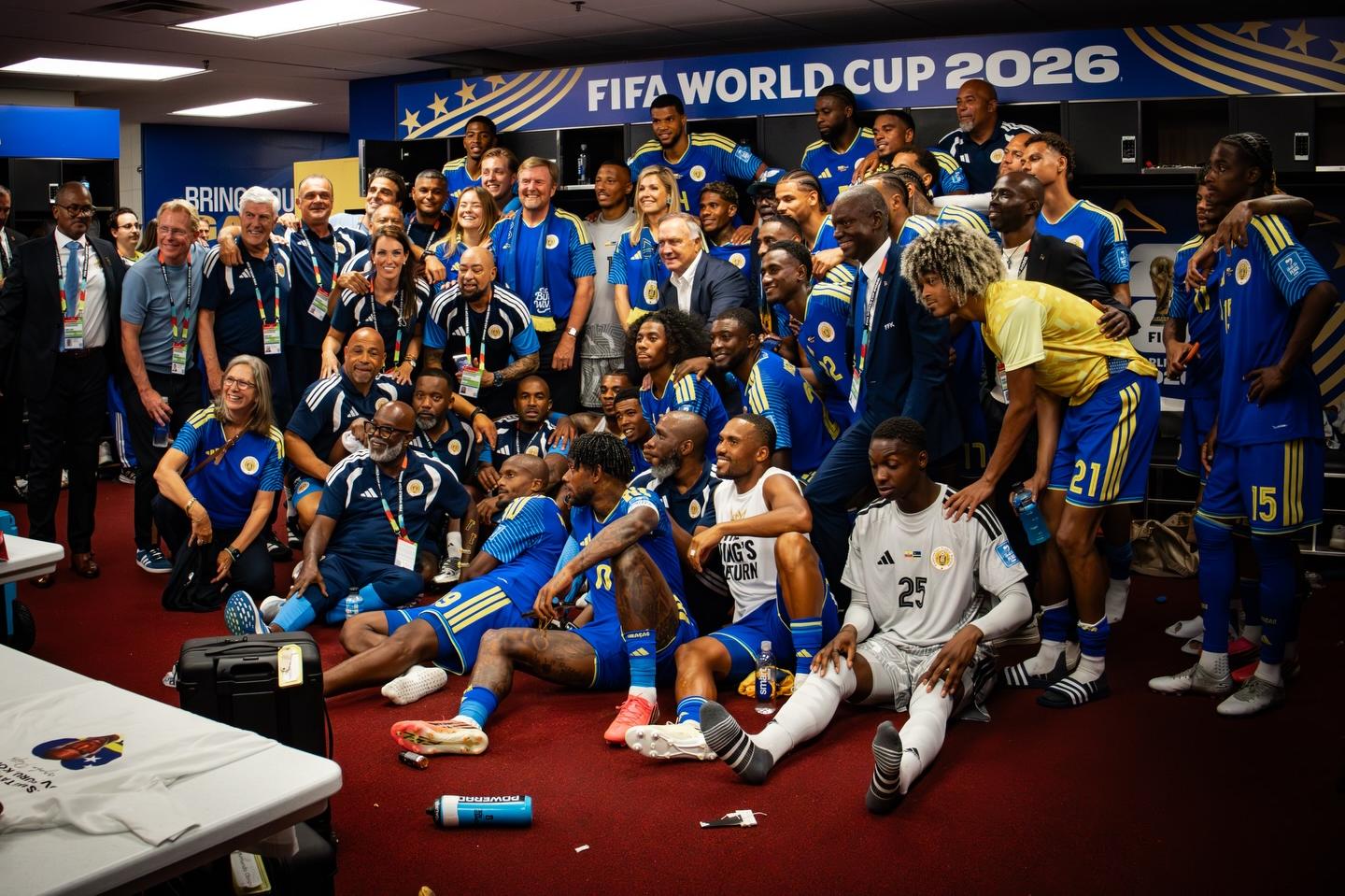 Família real holandesa e seleção de Curaçao fizeram a festa após empate histórico
