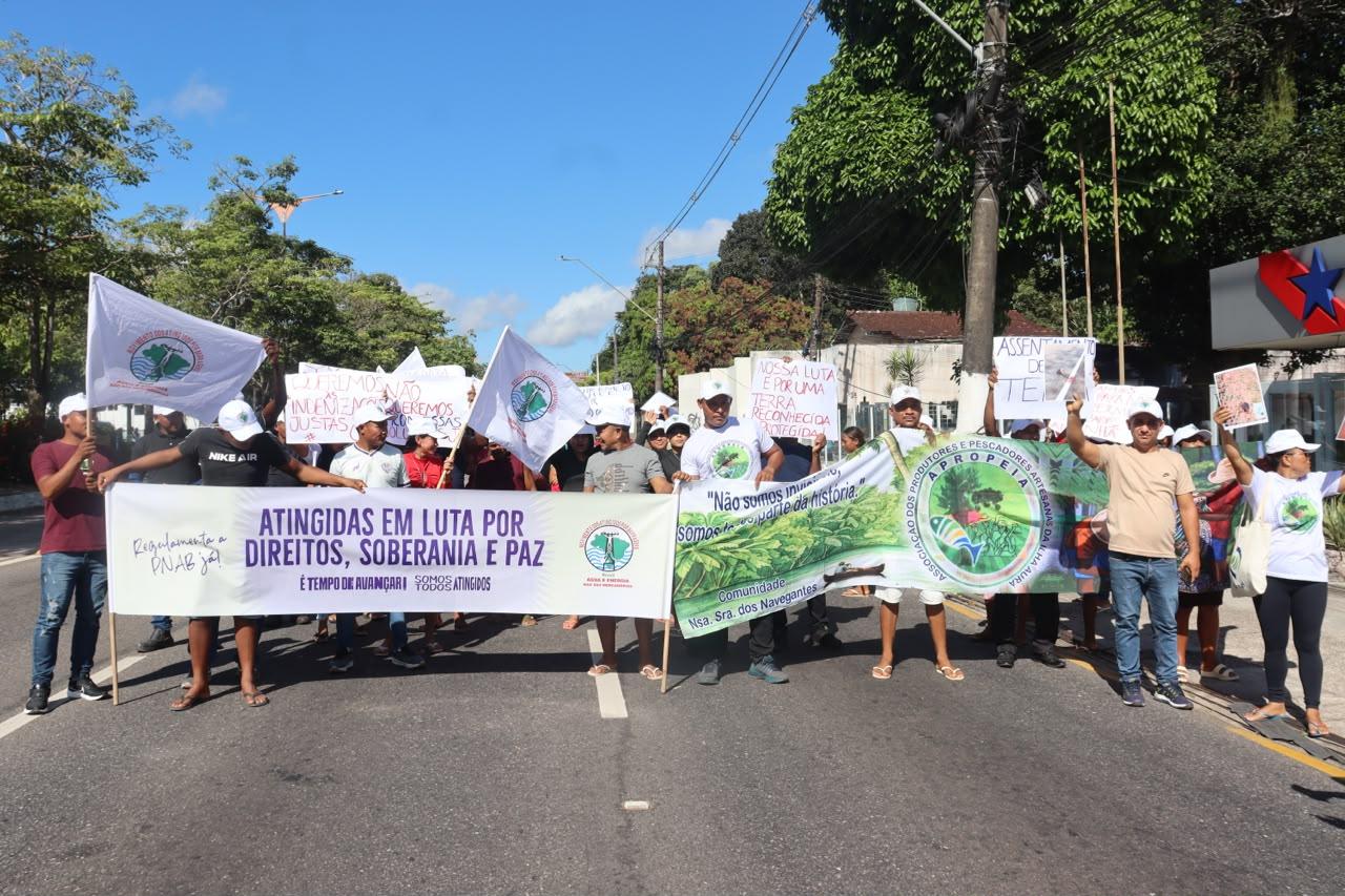 A imagem em destaque mostra a manifestação na avenida Almirante Barroso.