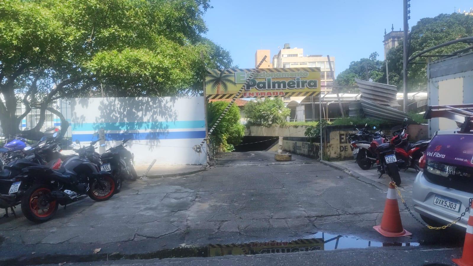Corpo de Bombeiros atua para evitar retomada de fumaça após incêndio no Largo da Palmeira, em Belém.