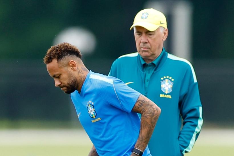 Neymar e Carlo Ancelotti durante treinos da Seleção Brasileira na Copa do Mundo.