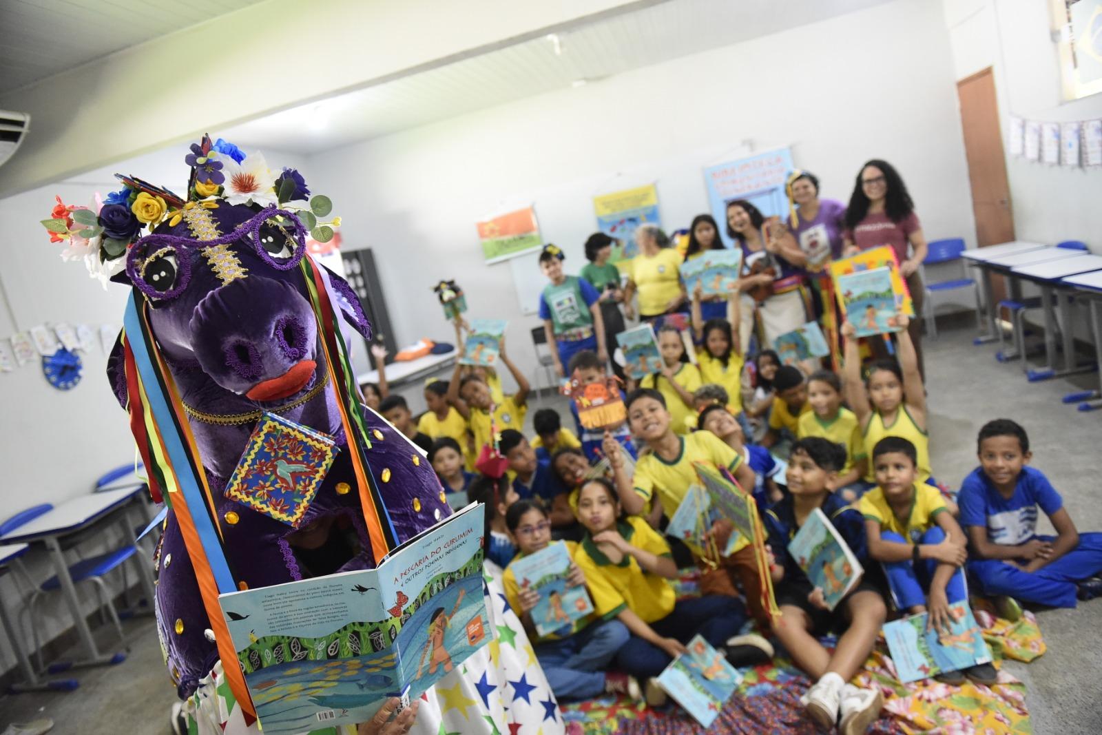 Projeto leva literatura a crianças com cortejo da Vaca Leitora