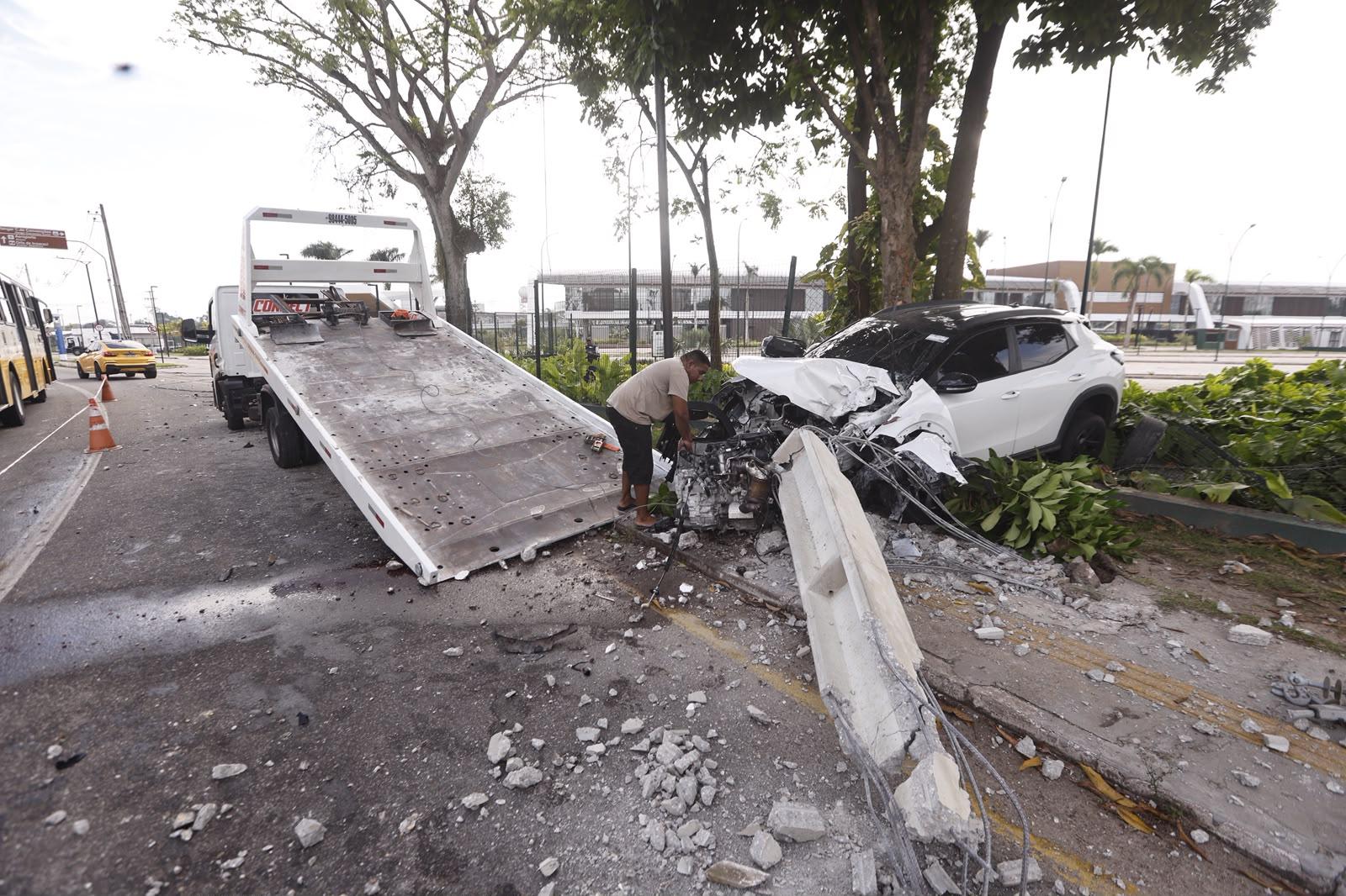 Carro que atingiu o poste