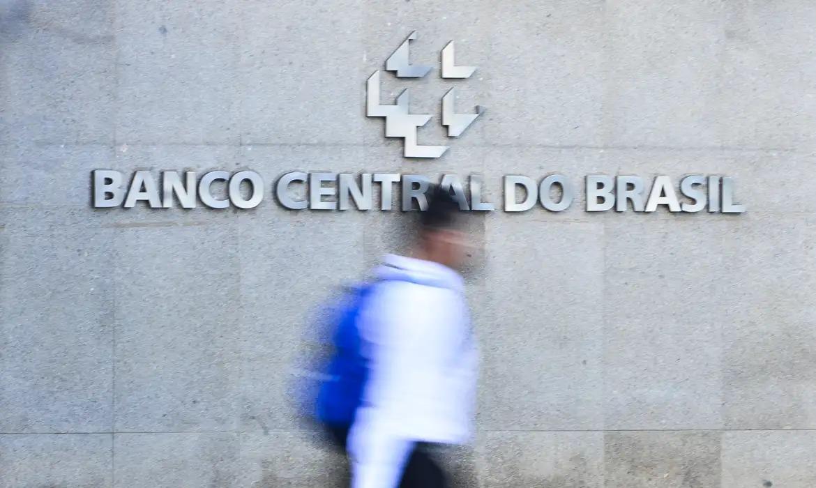 BC ajusta projeção e vê economia brasileira crescendo 2% em 2026
