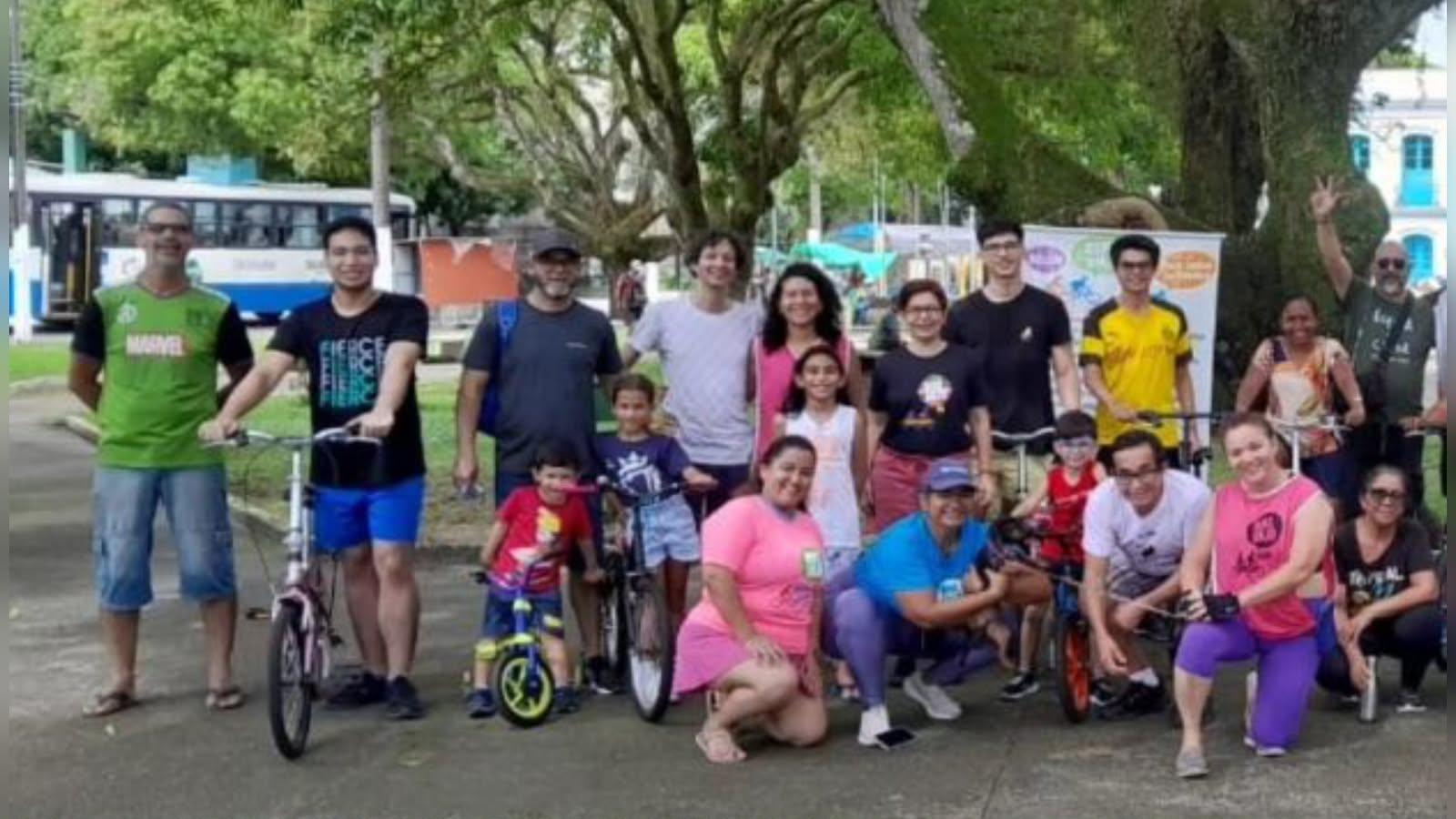 A imagem em destaque mostra uma das atividades da Escola Bike Anjo Belém.