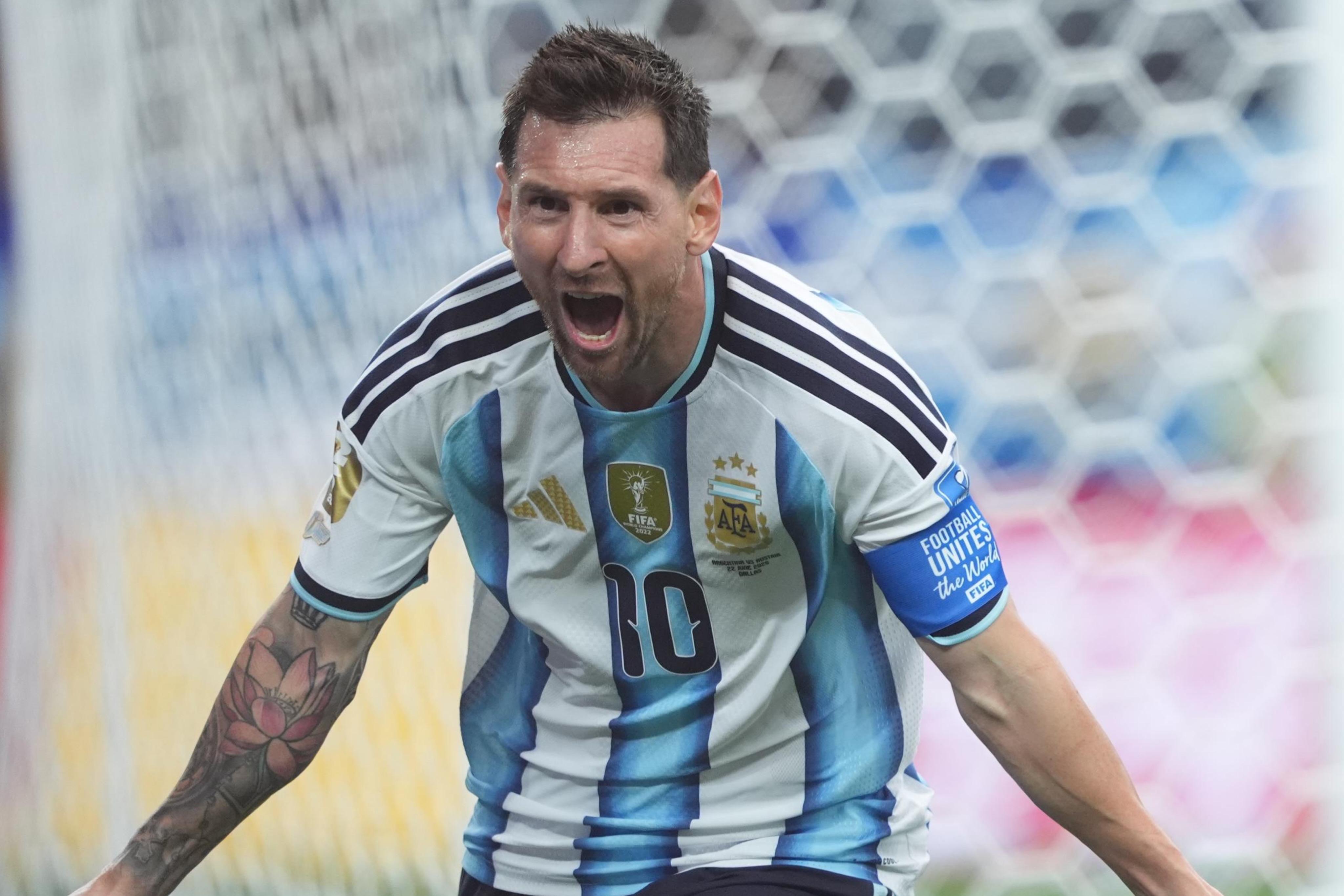 Estátua de Messi vira meme por pose inusitada e web não perdoa; veja