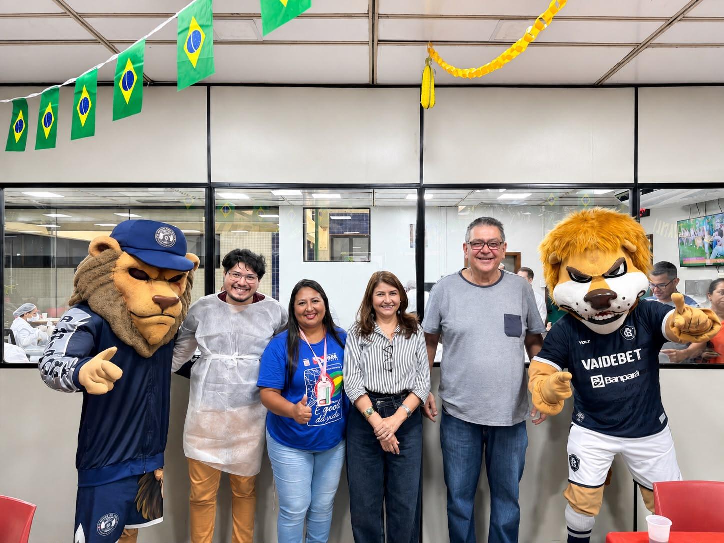 Servidores do Ophir Loyola e da Fundação Hemopa, ao lado do presidente do Remo, Tonhão, e dos mascotes da torcida azulina, durante a campanha deste sábado (27)