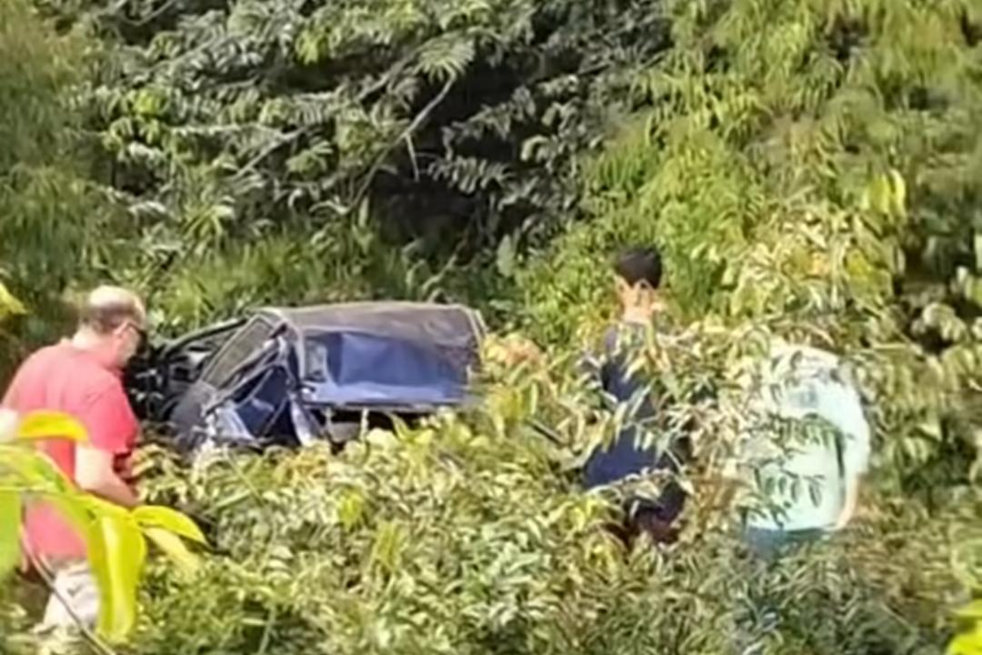 Uma pessoa morreu em acidente de carro de passeio encontrado no meio da mata em Capanema, neste domingo (28).
