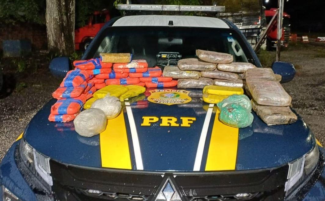 A imagem em destaque mostra as drogas apreendidas pela PRF.
