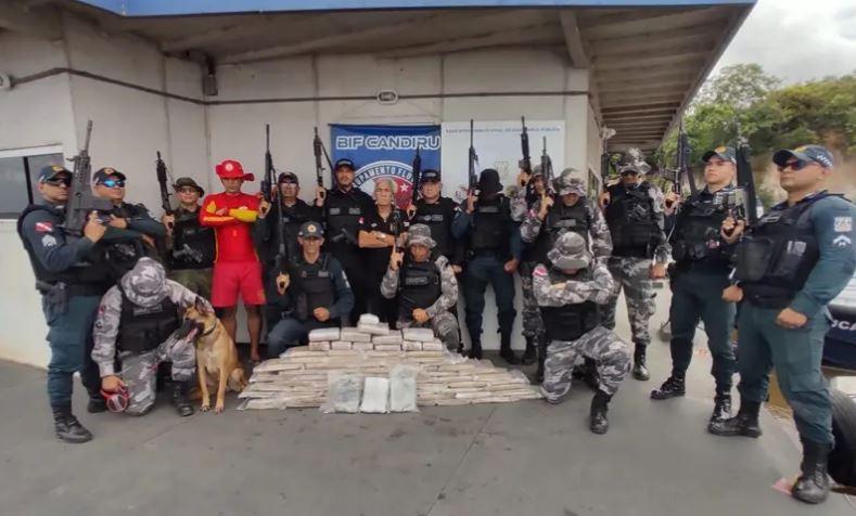 A imagem em destaque mostra os agentes que participaram da ação e a droga apreendida.