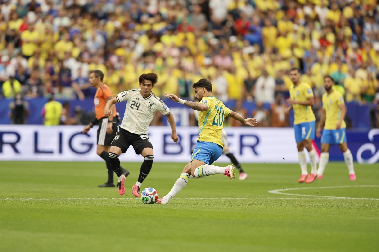 Kaishu Sano em disputa de bola com Paquetá