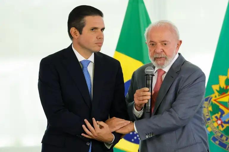 Nas redes sociais, Hugo Motta afirmou que a proposta faz parte das negociações relacionadas à PEC da jornada de trabalho 6x1