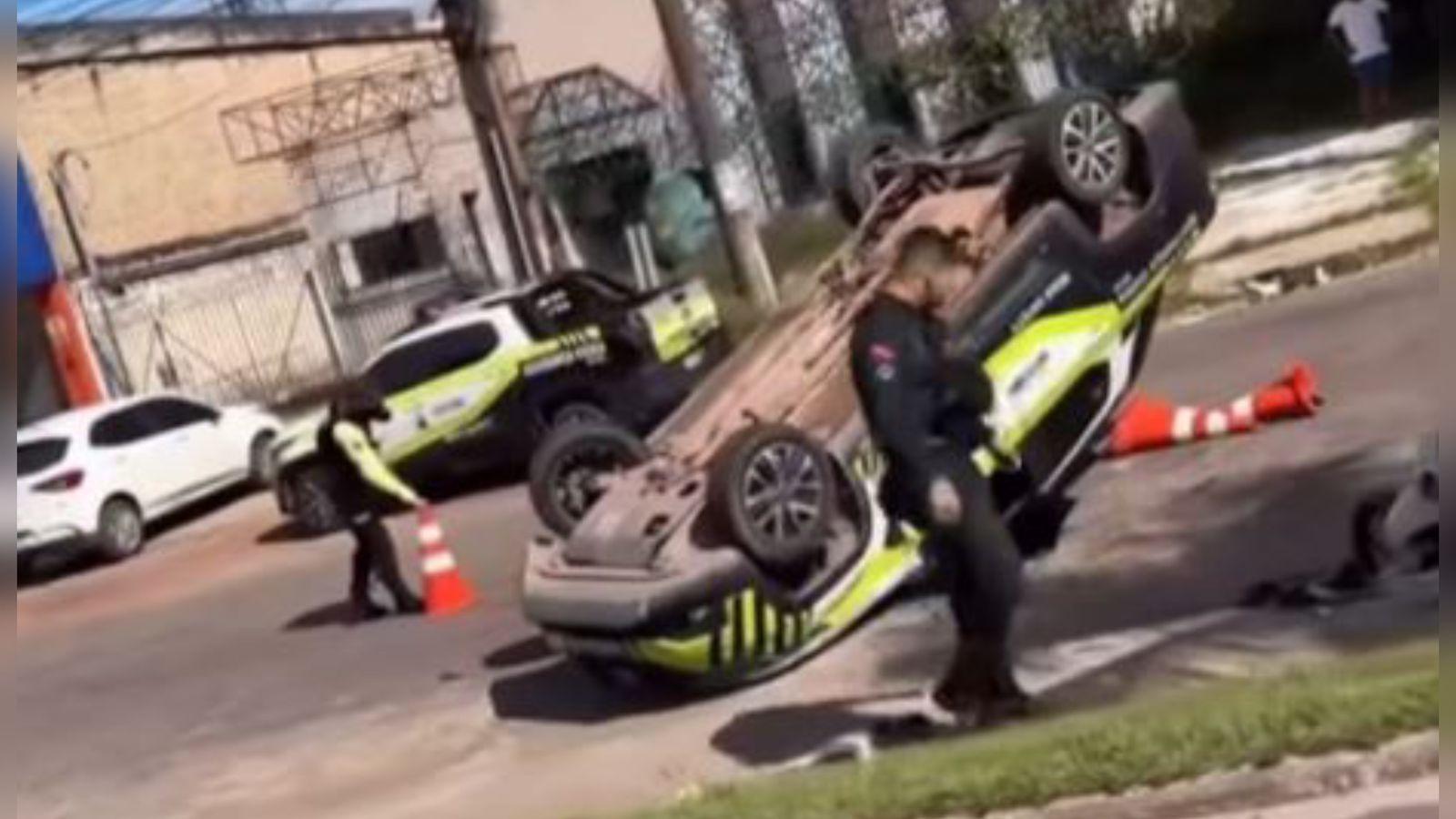 A imagem em destaque mostra a viatura da Secretaria Municipal de Trânsito e Transporte (Setran) de Marituba capotada na avenida Fernando Guilhon.