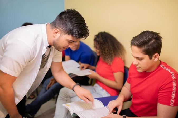 Cursos são voltados para pessoas com conhecimentos básicos do idioma e começam em agosto