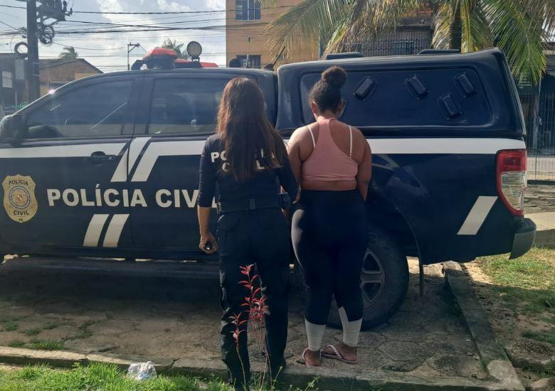 A imagem em destaque mostra uma policial civil com a suspeita detida.