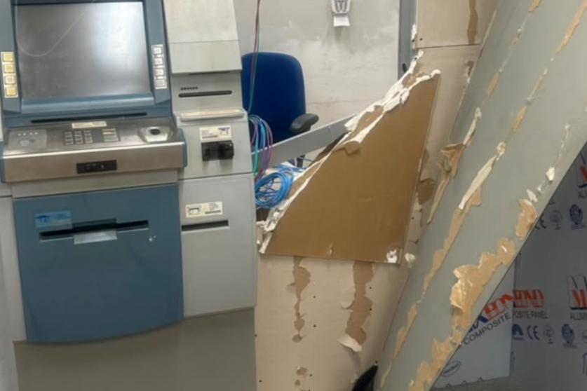 Criminosos invadem agência bancária em Tailândia, mas não conseguem levar dinheiro.