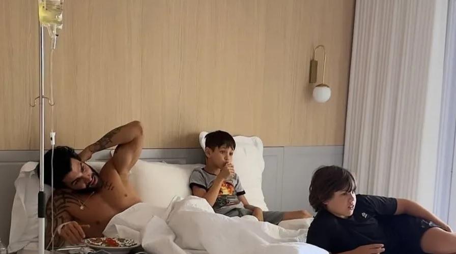 Gusttavo Lima aparece deitado em uma cama ao lado dos filhos Gabriel e Samuel