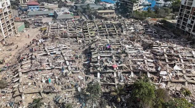 Prédios destruídos no estado de La Guaira, na Venezuela.