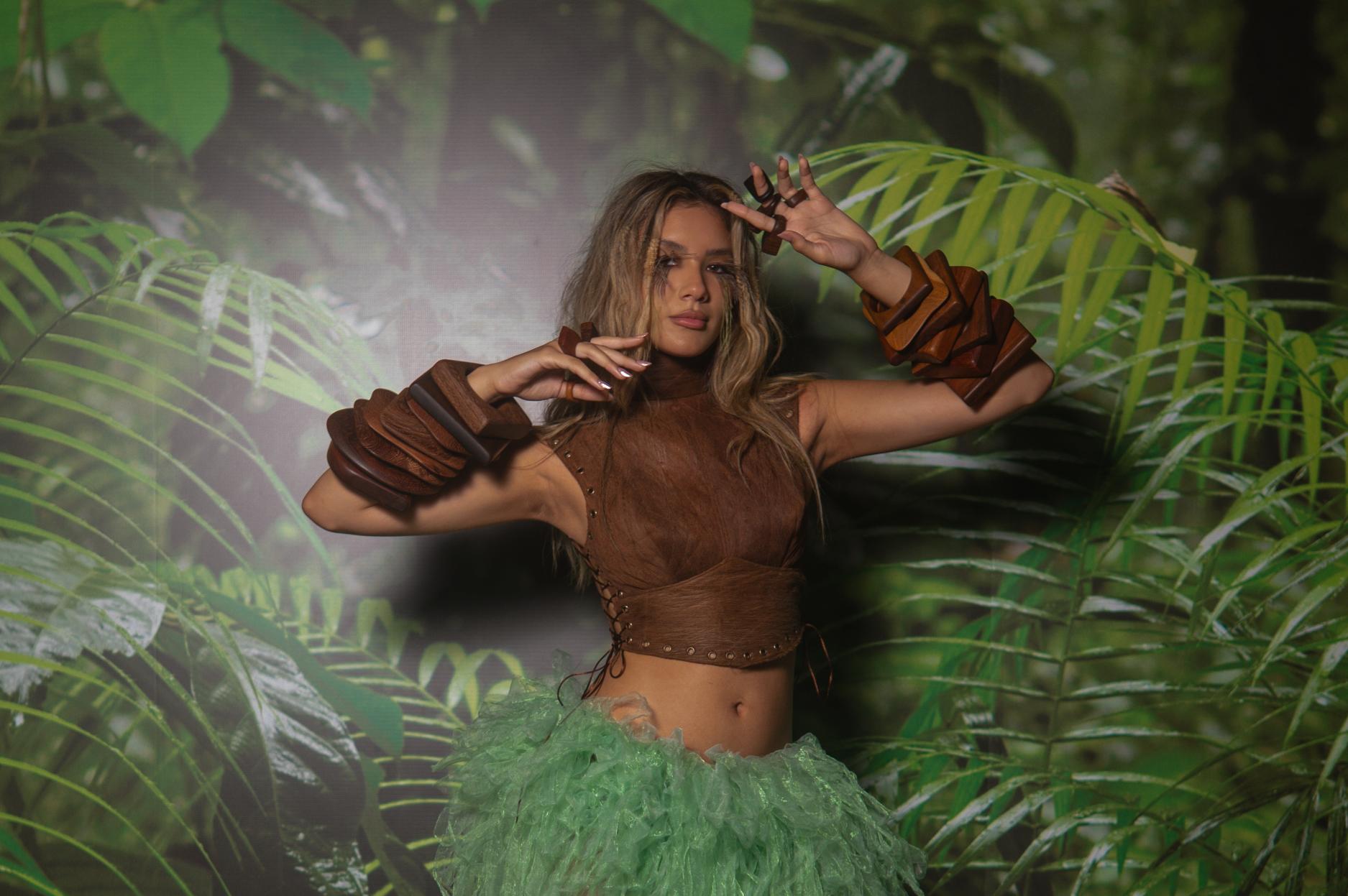 Maiza Yasmin vai estar nos desfiles do evento. Na foto, ela usa um look de materiais reciclados do estilista Ale Ferreiro.