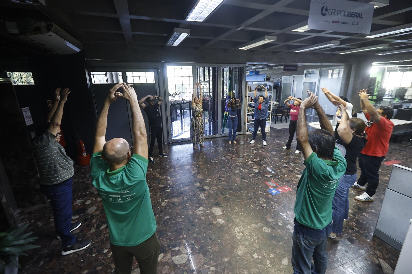 Colaboradores dos setores de Reportagem e Publicidade da redação integrada do Grupo Liberal participaram de uma aula de ginástica laboral