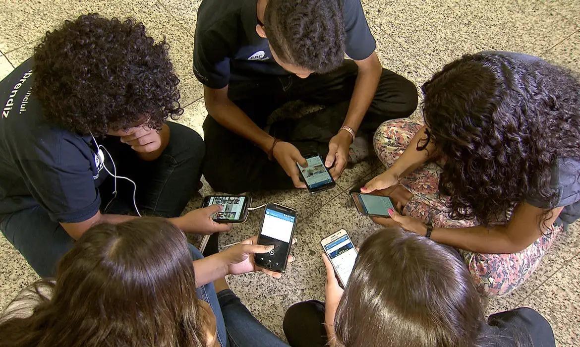 A estabelece regras restringe o uso durante aulas, recreios e intervalos.