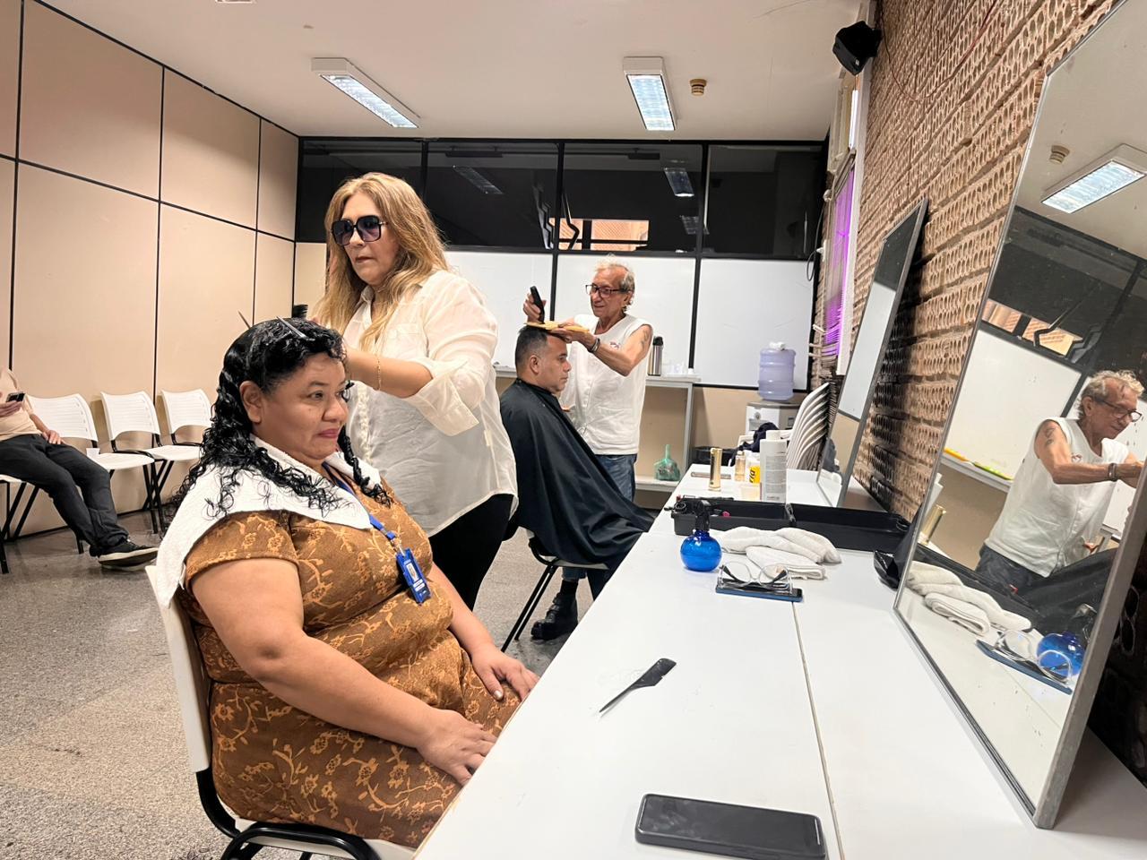Ação de corte de cabelo no Grupo Liberal reforça autocuidado e autoestima entre colaboradores.