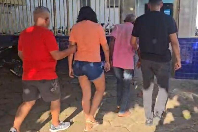 A imagem em destaque mostra policiais conduzindo os presos até a delegacia.