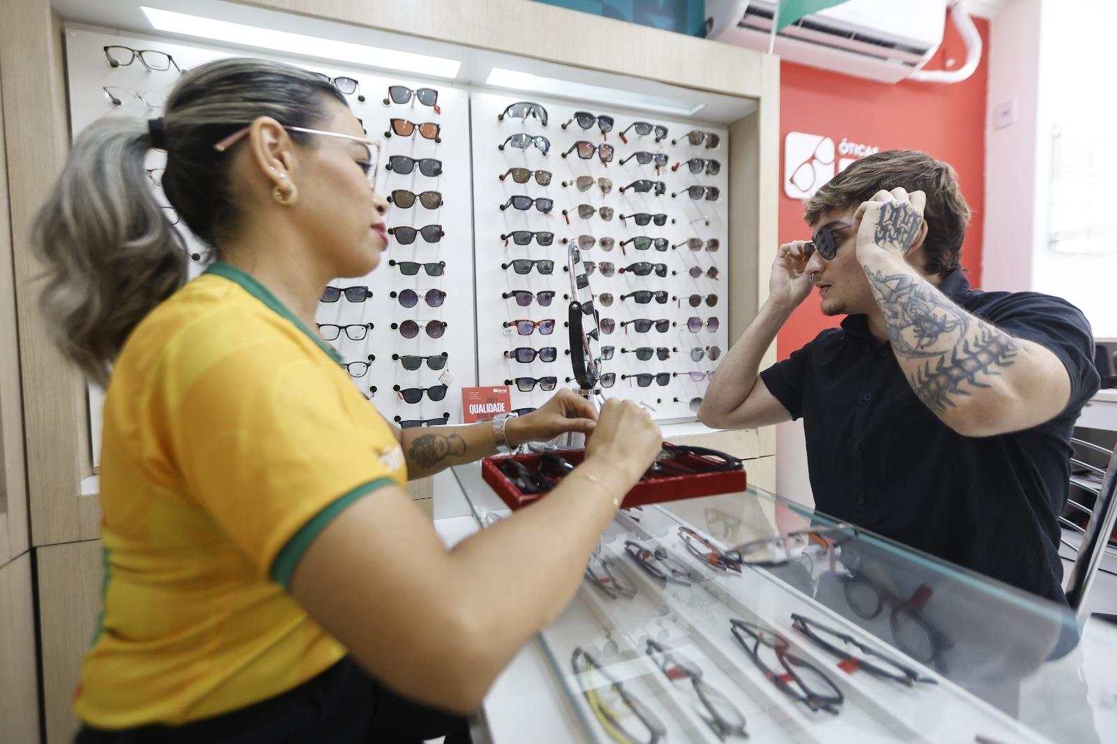 Lucas usa óculos de sol com frequência há cerca de dois anos