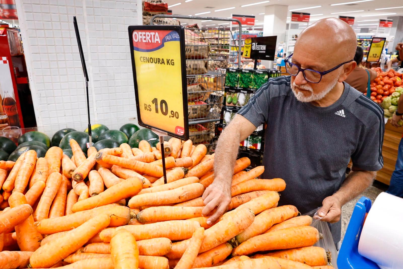 Consumidor escolhe cenoura em supermercado de Belém.