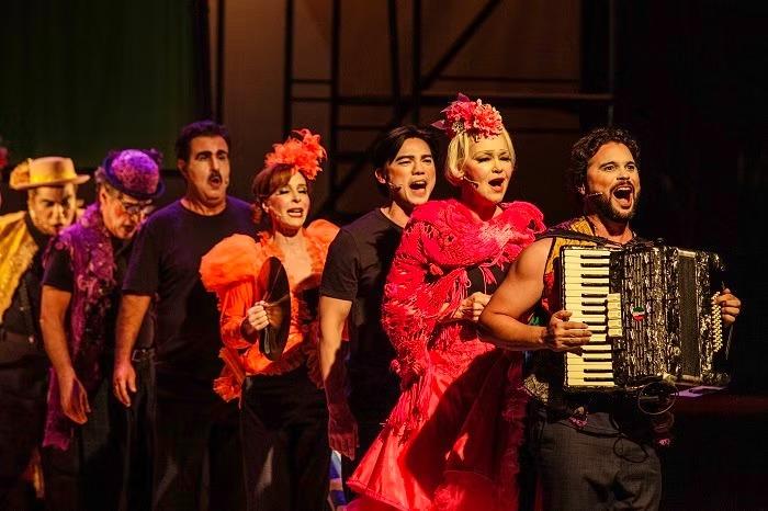 Espetáculo com Cláudia Abreu, Deborah Evelyn, Julia Lemmertz e Paulo Betti celebra os bastidores da cena e a paixão pela arte