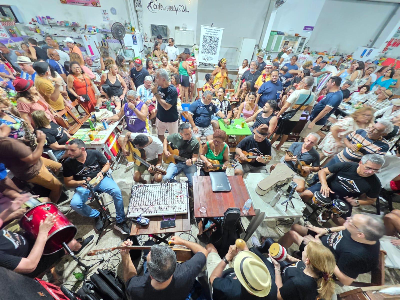 Iniciativa que reúne feirantes, moradores e músicos de Mosqueiro completa um ano de apresentações de samba, bolero e seresta na praça de alimentação do espaço