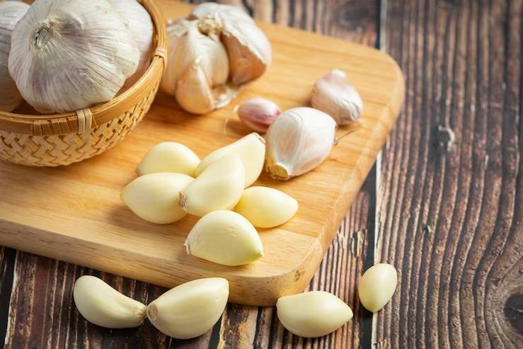 Alho serve como antibiótico? Anvisa faz alerta sobre uso caseiro