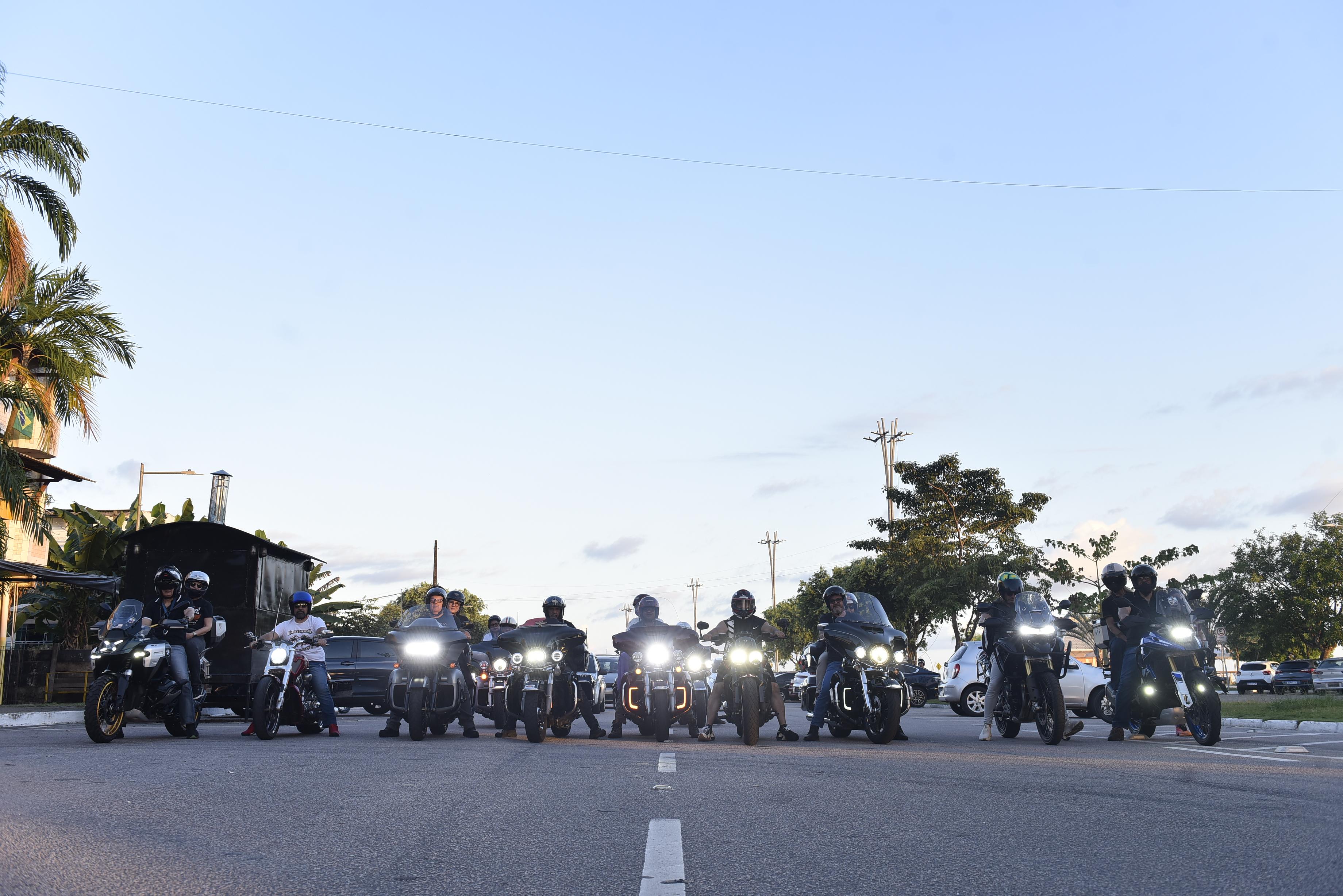 A imagem em destaque mostra motociclistas lado a lado em seus veículos.